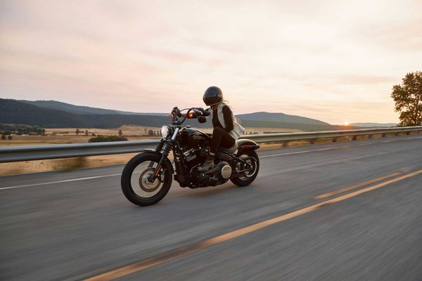 Comment ajuster le guidon d'une Harley-Davidson Street Glide pour une posture optimale ?