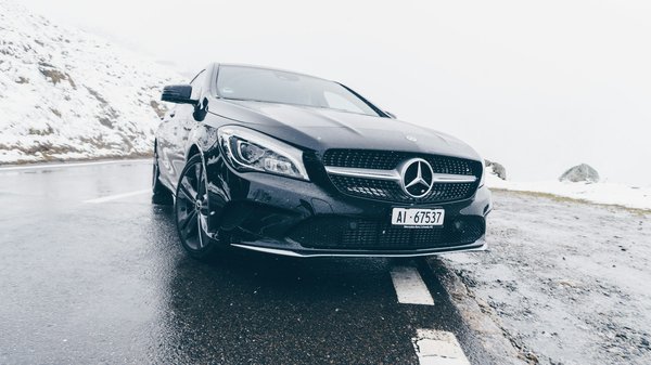 Comment installer un système de son surround dans une Mercedes-Benz Classe E pour une expérience audio immersive?